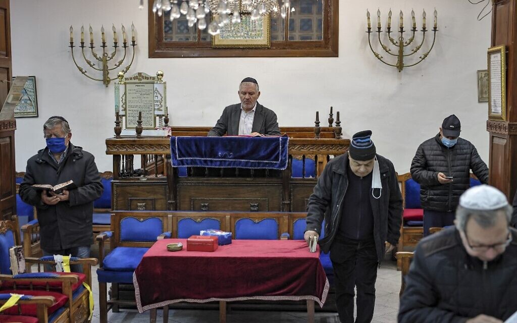 Members of the Moroccan Jewish community pray at the synagogue of Em Habanim in the western city of Casablanca on January 5, 2021 (FADEL SENNA / AFP)