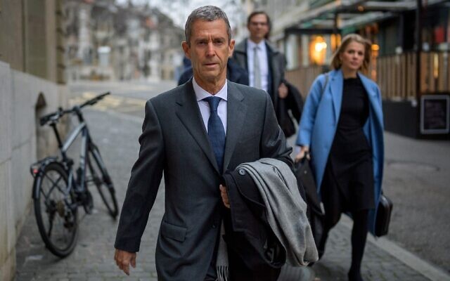 French-Israeli diamond magnate Beny Steinmetz (L) arrives with his lawyers for his trial in Geneva on January 11, 2020. (Fabrice Coffrini/AFP)