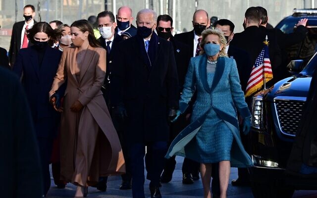 US President Joe Biden (C L) and First Lady Jill Biden walk in front of the White House in Washington, DC, on January 20, 2021. (Photo by JIM WATSON / AFP) Biden’s arrival was followed shortl