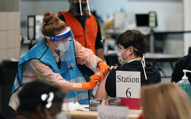 A health care worker administers a COVID-19 vaccination at the new Alamodome COVID-19 vaccine site, Jan. 11, 2021, in San Antonio, Texas (AP Photo/Eric Gay)