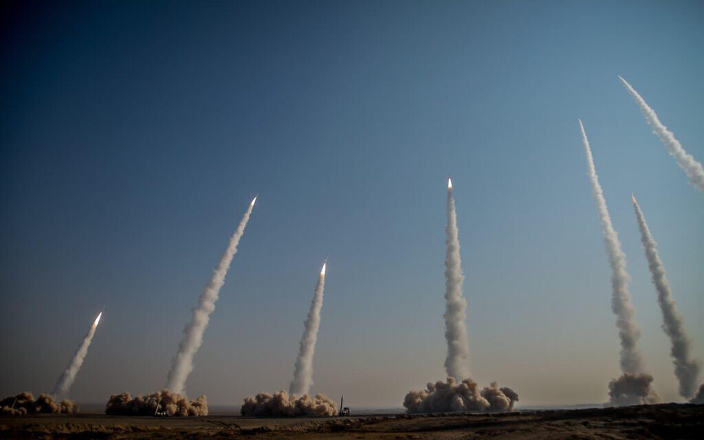 Photo of Irán drží balistické rakety, drony vŕtajú uprostred napätia