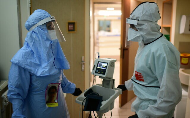 Medical workers in the coronavirus ward at Ichilov Hospital in Tel Aviv on January 1, 2021. (Tomer Neuberg/ Flash90)