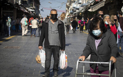 Israelis shop at the Mahane Yehuda market in Jerusalem on January 4, 2021, during a third national coronavirus lockdown. (Olivier Fitoussi/ Flash90)