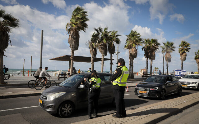 Police at a temporary roadblock by the beach promenade in Tel Aviv, during a nationwide lockdown. January 16, 2021. (Nati Shohat/Flash90)