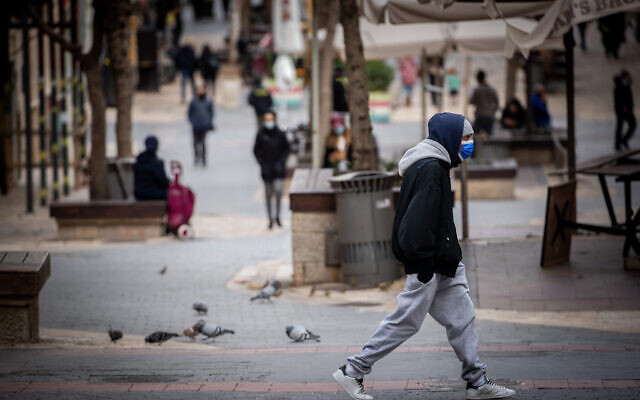 People walk in downtown Jerusalem on January 17, 2021. (Yonatan Sindel/Flash90)