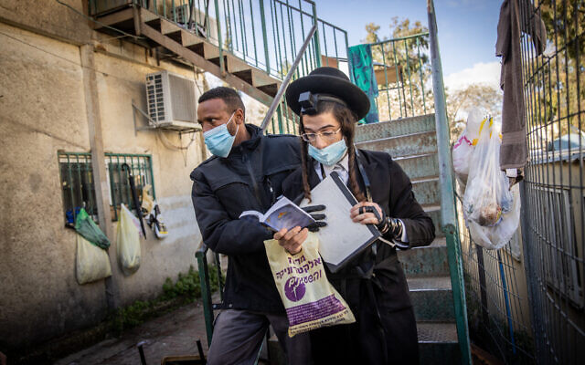 Police officers raid a Yeshiva that is open in violation of the COVID-19 emergency regulations, in the Sanhedria Neighborhood of Jerusalem on January 19, 2021. (Yonatan Sindel/Flash90)