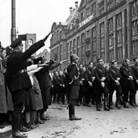 Nazi troops in front of Amsterdam's Bijenkorf square in 1941. (Public domain)
