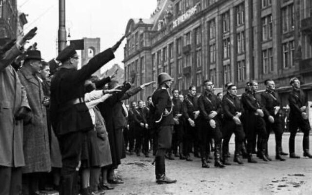 Nazi troops in front of Amsterdam's Bijenkorf square in 1941. (Public domain)