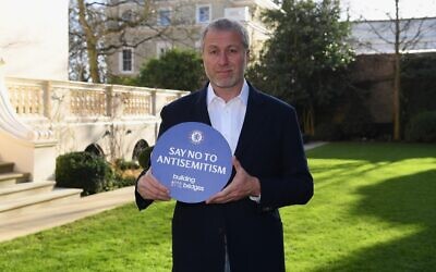 Chelsea owner Roman Abramovich holding a banner saying 'Say No to Antisemitism' in honor of International Holocaust Remembrance Day, January 2021. (Courtesy: Chelsea FC/President Rivlin/GPO)