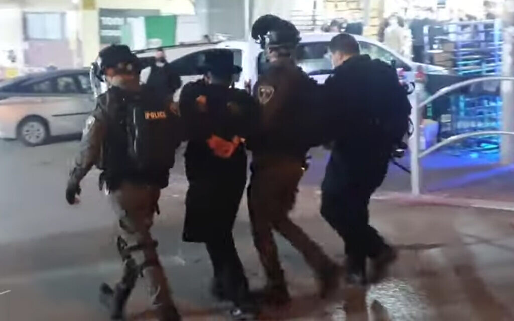 6 arrested in Bnei Brak as ultra-Orthodox rioters clash with cops over lockdown - Vimarsana News