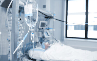 Illustrative image of a patient treated in an ICU, coma, brain injury (sudok1; iStock by Getty Images)