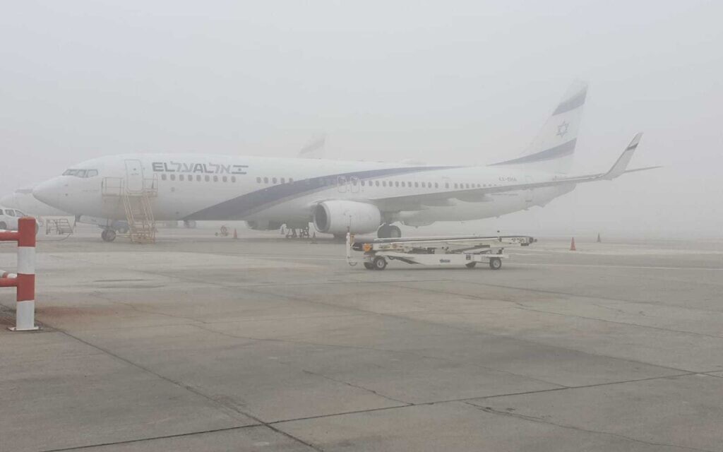 Δεν πετάει τυφλά: Η πυκνή ομίχλη στο κεντρικό Ισραήλ κλείνει για λίγο το αεροδρόμιο