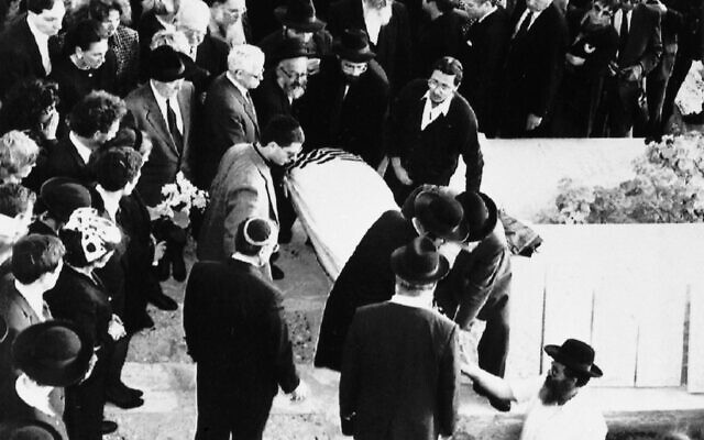 The body of Robert Maxwell is interred at the Jerusalem Mount of Olives cemetery on November 10, 1991. (AP Photo/Michel Euler)