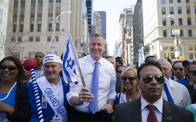 New York City Mayor Bill de Blasio, center, marches up Fifth avenue during the Celebrate Israel Parade, June 1, 2014, in New York. (AP Photo/John Minchillo)