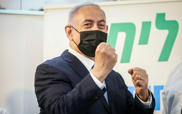 Former prime minister Benjamin Netanyahu during a visit at a Covid-19 vaccination center in Zarzir, northern Israel, February 9, 2021. (David Cohen/Flash90)
