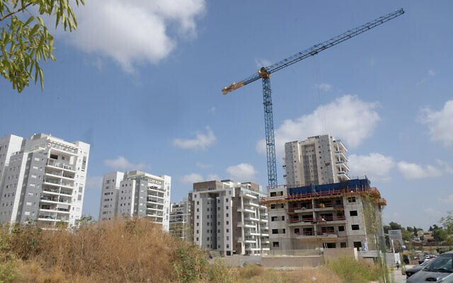 A construction site for new residential housing in Be'er Yaakov, central Israel, on March 26, 2020. (Flash90)