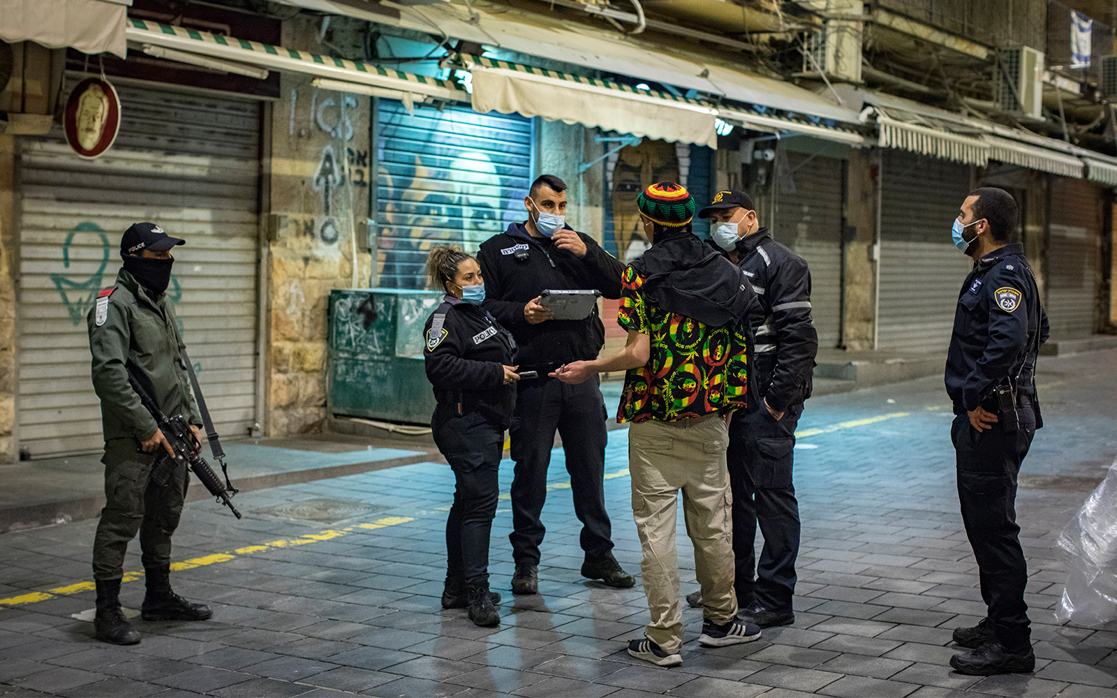 Police patrol the Mahane Yehuda market in Jerusalem, February 27, 2021. (Olivier Fitoussi/Flash90)