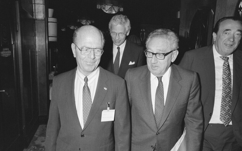 Robert Maxwell, right, walks with Henry Kissinger, center, and Dutch officials at the global economic forum in Amsterdam, April 11, 1989. (Public domain)