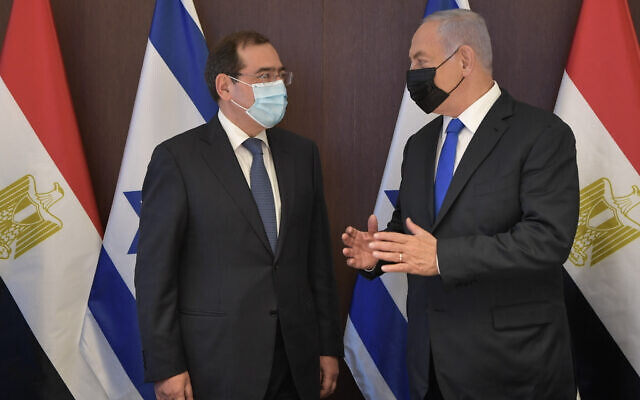 Benjamin Netanyahu, right, and Egyptian minister Tarek el-Molla in Jerusalem on February 21, 2021. (Kobi Gideon / GPO)