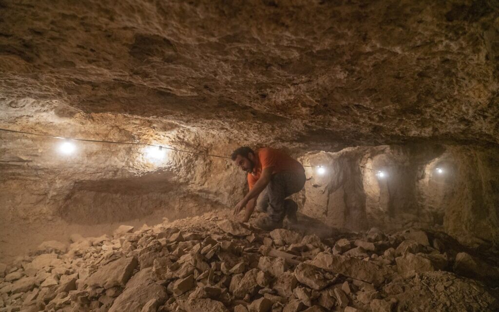 The excavation of the caves was conducted in difficult conditions (Yaniv Berman/IAA)