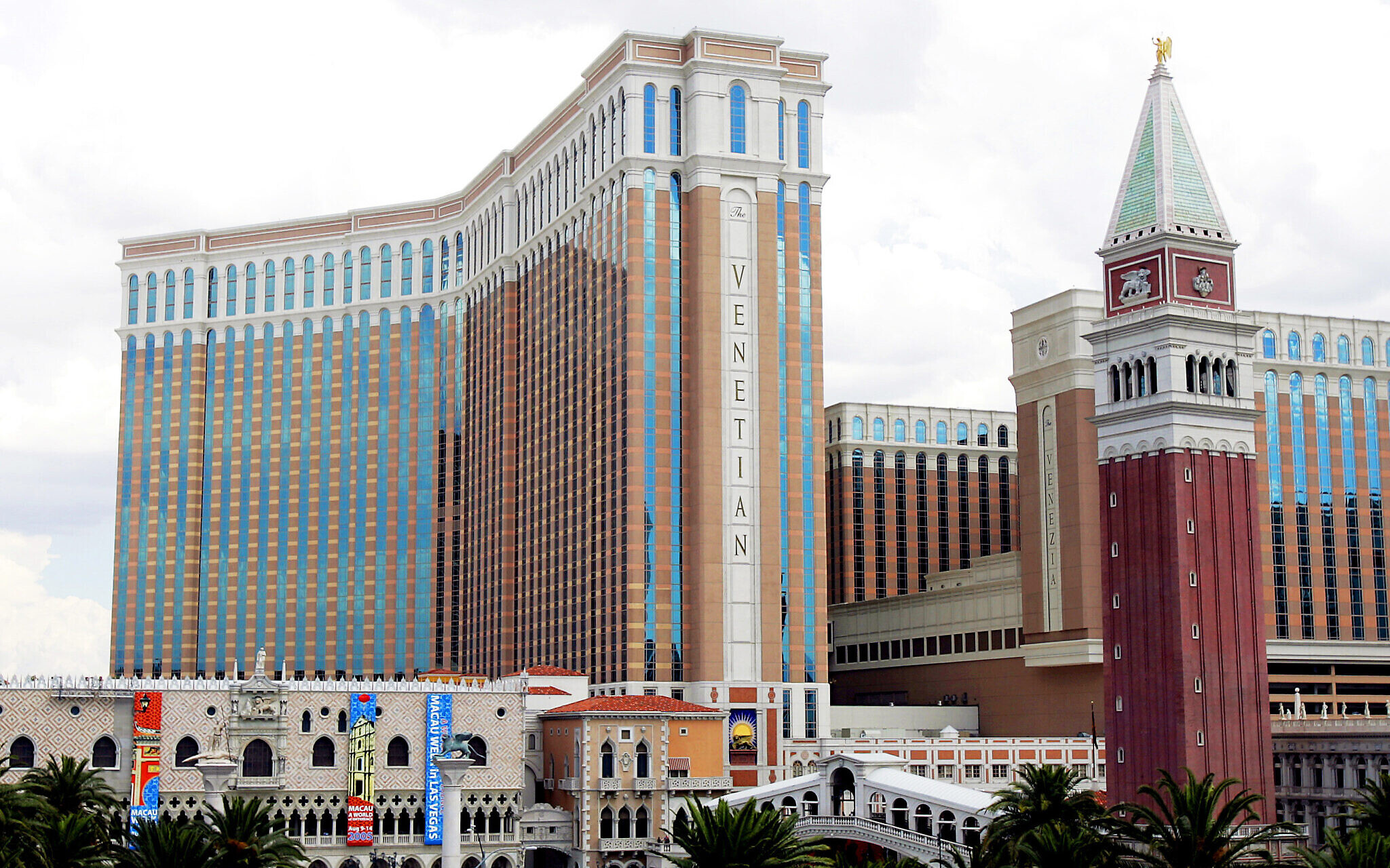 Adelson's Las Vegas Sands to sell exiting the Strip The