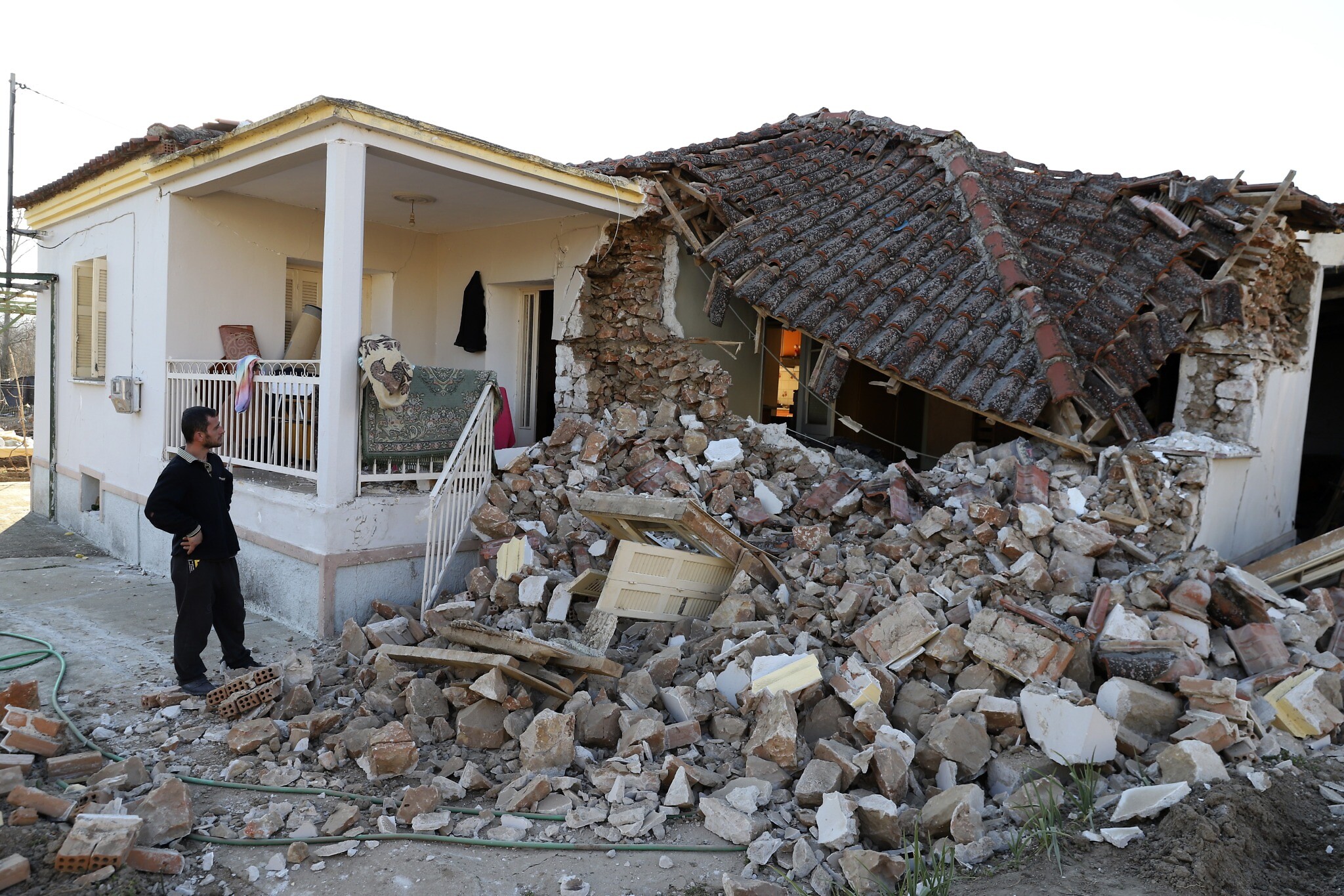 edificios dañados por terremoto de magnitud 5,8 en Creta, Grecia