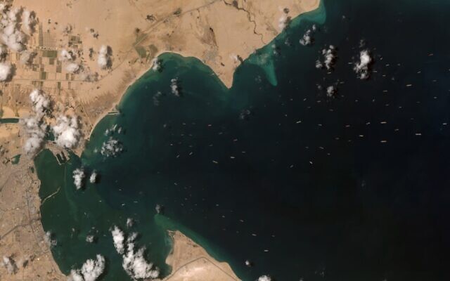 Esta imagen satelital de Maxar Technologies muestra barcos de carga esperando mientras el MV Ever Given está atascado en el Canal de Suez cerca de Suez, Egipto, el sábado 27 de marzo de 2021 (© Maxar Technologies vía AP)