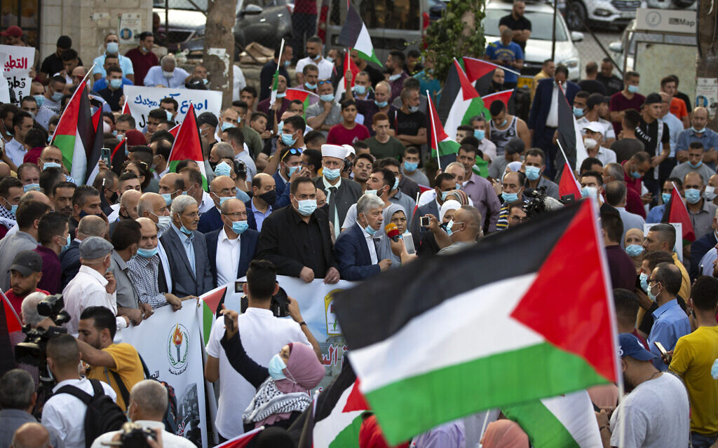 Top Abbas advisers call for Palestinian “soft” sovereignty