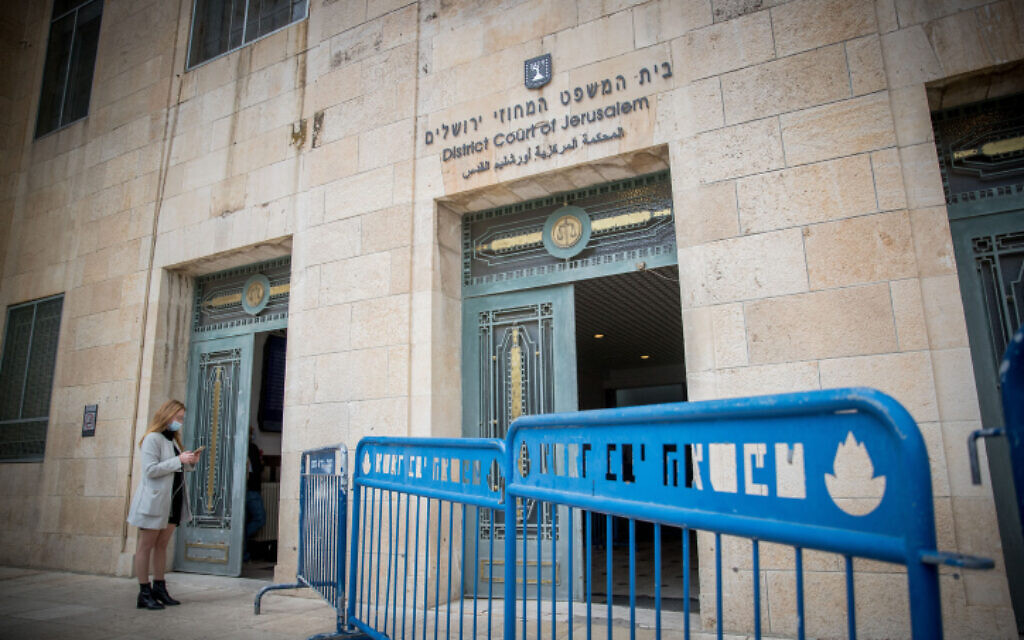 Security guards stand outside the District Court in Jerusalem. May 24, 2020. (Yonatan Sindel/Flash90)