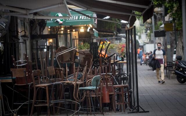 A closed restaurant on Dizengoff Street in Tel Aviv, during a nationwide lockdown, January 6, 2021 (Miriam Alster/FLASH90)