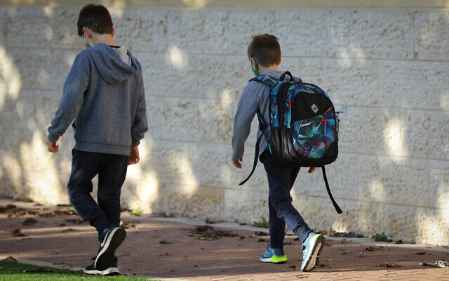 Israeli students wearing face masks as they return to school in Aseret, February 11, 2021. (Flash90)
