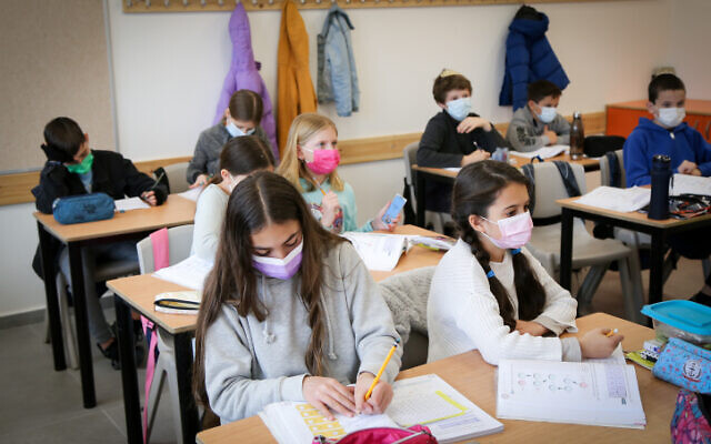 Fifth grade students at the Alumot Elementary School in Efrat, on February 21, 2021 (Gershon Elinson/Flash90)