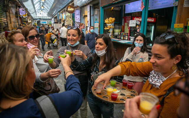 People at the Mahane Yehuda Market on March 10, 2021 in Jerusalem. (Olivier Fitoussi/Flash90)