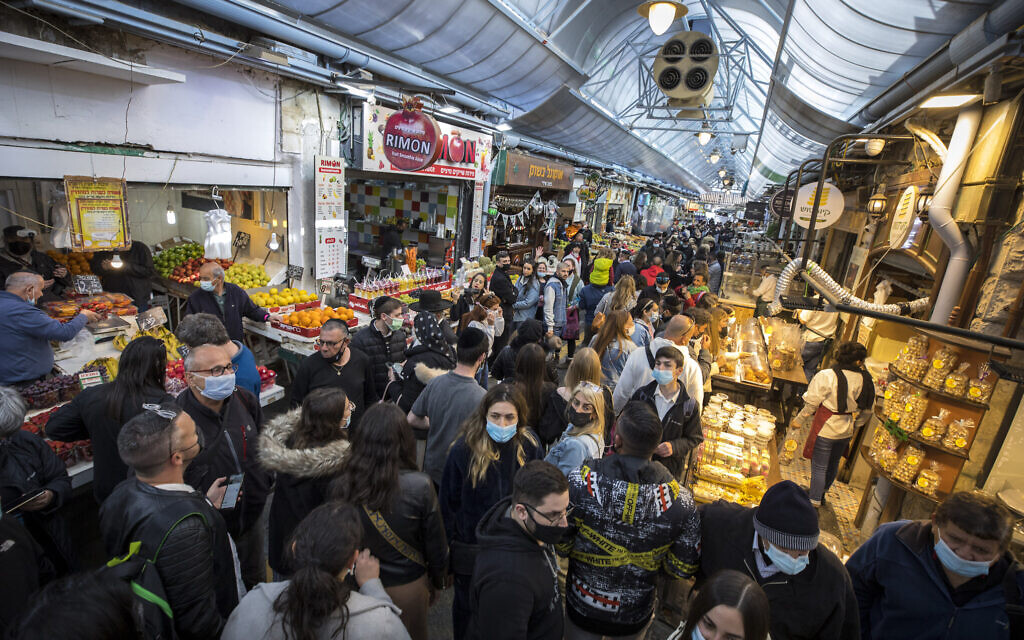 Israelis shop at the Mahane Yehuda market in Jerusalem on March 18, 2021. (Olivier Fitoussi/Flash90)