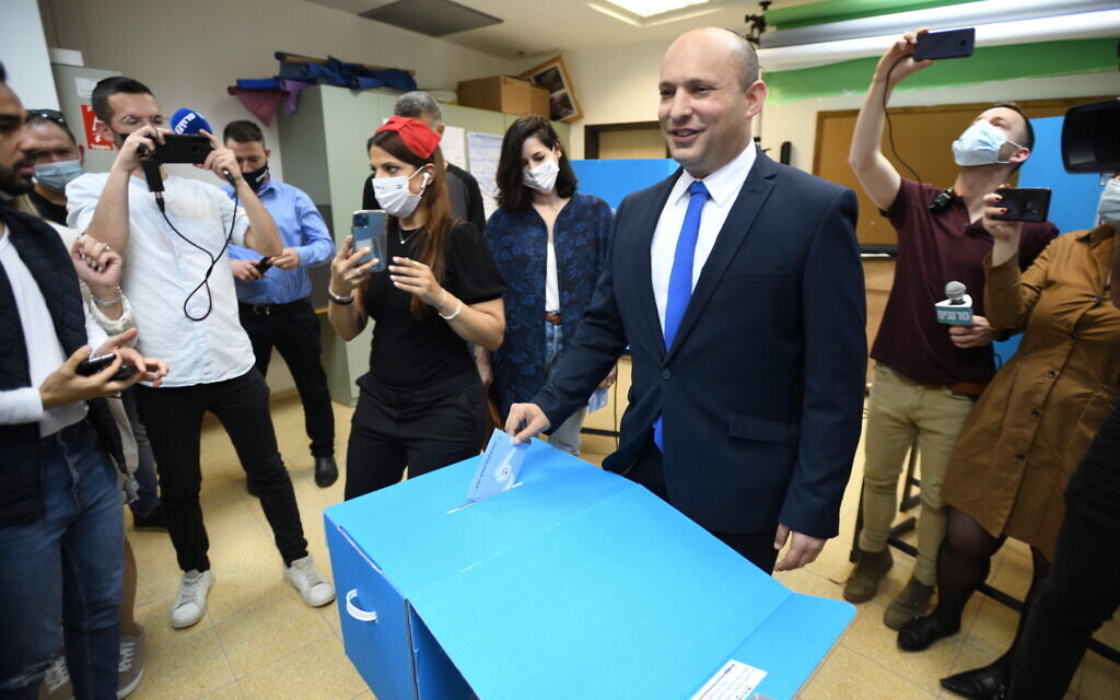 Naftali Bennett, chef du parti Yamina, et son épouse Gilat Bennett ont voté lors des élections à la Knesset dans un bureau de vote à Raanana, le 23 mars 2021 (Gili Yaari / Flash90)