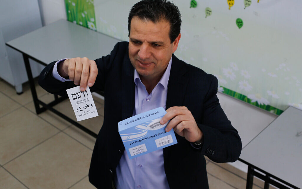 Le chef du parti de la Liste conjointe Ayman Odeh dépose son bulletin de vote dans un bureau de vote à Haïfa lors des élections à la Knesset, le 23 mars 2021 (Crédit: Jamal Awad / Flash90)