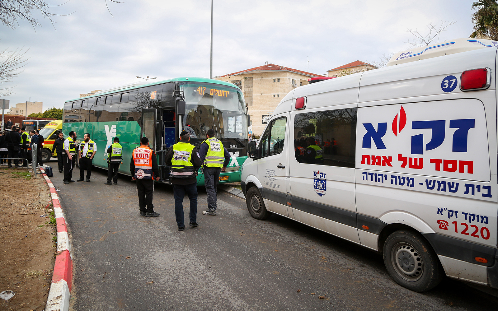 Illustrative: A ZAKA van and volunteers at the scene of an accident in Beit Shemesh, January 18, 2018. (Yaakov Lederman/Flash90)