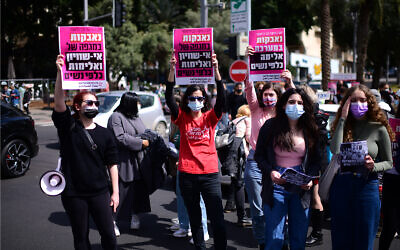 Women protest sexual assault laws during the trial of alleged rapist Yarin Sherf in Tel Aviv, March 12, 2021. (Tomer Neuberg/ Flash90)