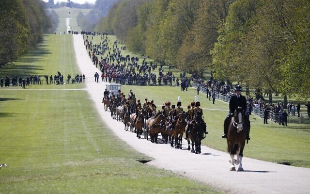 Members of the King's Troop Royal Horse Artillery ride up the Long Walk to Windsor Castle in Windsor, west of London, on April 17, 2021 for the funeral of Britain's Prince Philip, Duke of Edinburgh (PHIL NOBLE / POOL / AFP)