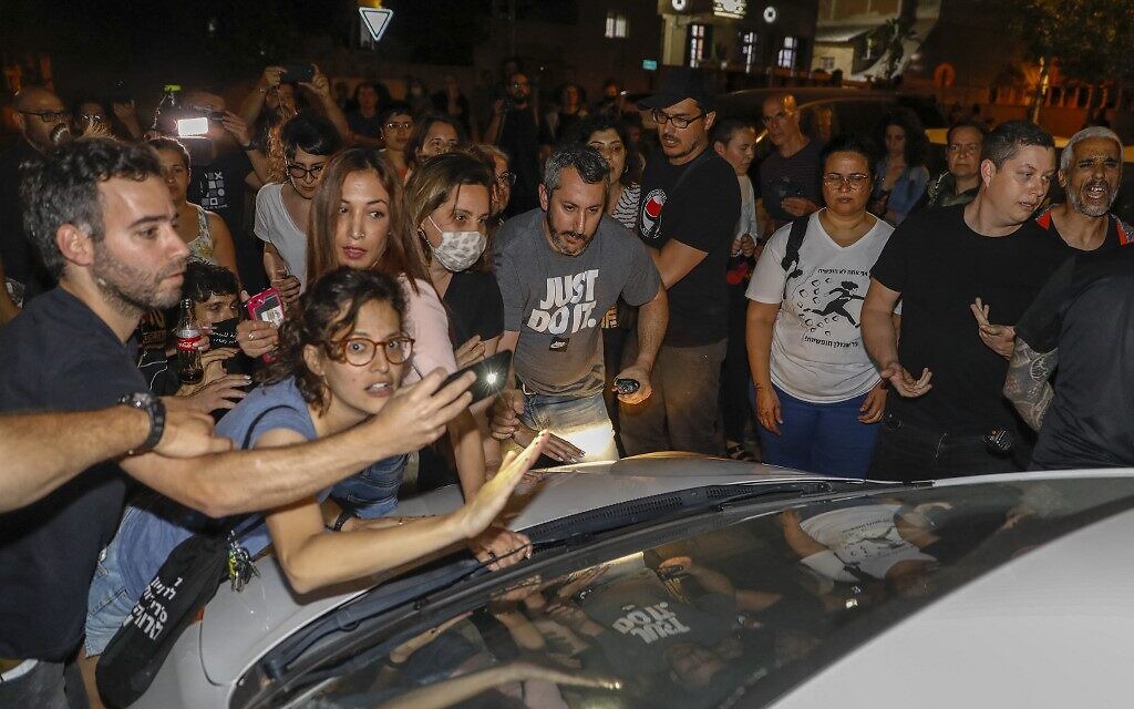 Police officers pass for 2nd consecutive night with Jaffa Arabs while tension rises