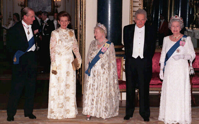 Britain's Queen Elizabeth, the Queen Mother, third from left, poses with the Duke of Edinburgh, left, Queen Elizabeth II, right,  Israeli President Ezer Weizman and his wife Reuma at a State Banquet in their honor at Buckingham Palace, London, in this February 25, 1997 file photo. (AP Photo/John Stillwell/pool)