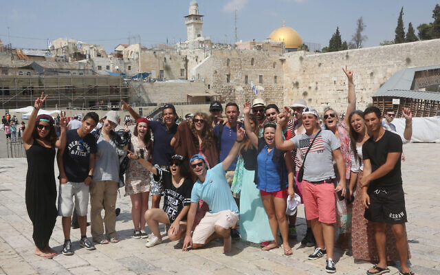 Illustrative: Taglit Birthright participants visit at the Western Wall in the Old City of Jerusalem on August 18, 2014 (Flash90)