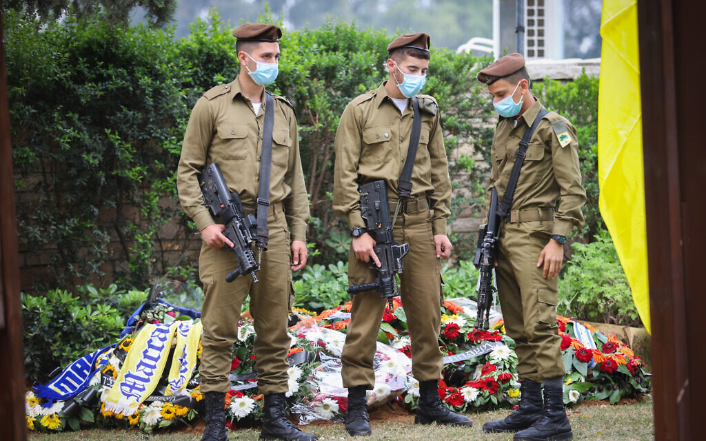Illustrative: Golani Brigade soldiers stand guard near the grave of their comrade Amit Ben-Ygal, at the Be'er Ya'akov cemetery, on May 15, 2020. (Yossi Aloni/Flash90)
