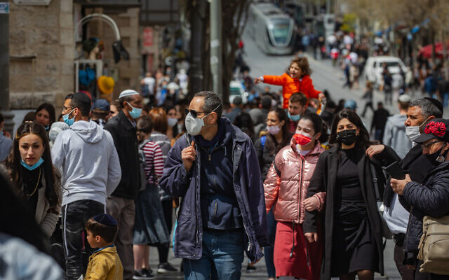 Israelis in Jerusalem during the Passover holiday, March 31, 2021. (Olivier Fitoussi/Flash90)