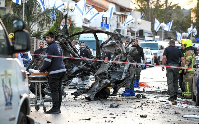 Security forces inspect the scene where a man died in a car explosion in Holon, on April 11, 2021. (Flash90)