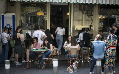 Israelis sit a cafe in Jerusalem's city center on April 21, 2021. (Olivier Fitoussi/Flash90)