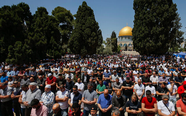 Muslims attend Friday prayers on the second Friday of the muslim holy month of Ramadan, at Al-Aqsa Mosque in Jerusalem's Old City on April 23, 2021 (Jamal Awad/Flash90)