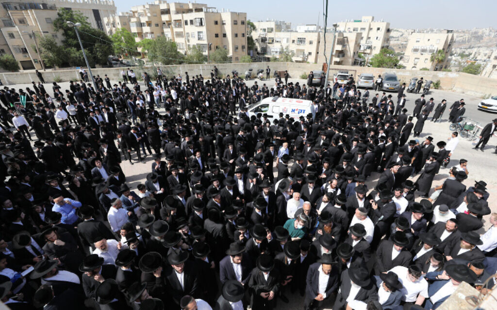 Hundreds of Haredim at a funeral in Jerusalem for one of the victims of the Meron tragedy, April 30, 2021 (Olivier Fitoussi/Flash90)