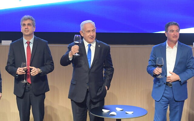 Prime Minister Benjamin Netanyahu and Mossad chief Yossi Cohen (right) at an Indendence Day toast on April 11, 2021. At left is Minister of Intelligence Eli Cohen (Amos Ben Gershom/GPO)