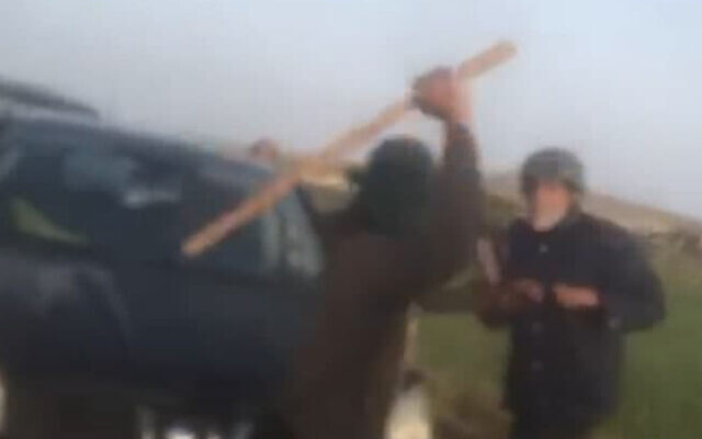 Un colono picchia Arik Ascherman con una mazza di legno il 7 aprile 2021 in Cisgiordania, vicino a Ma'ale Ahuvia.  (Screenshot: Gil Hammerschlag / Twitter)